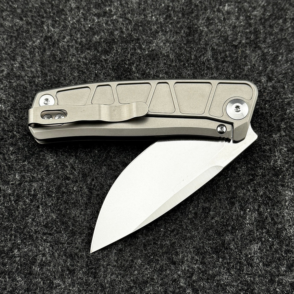 CornCraft Redshift Thumb Stud Knife